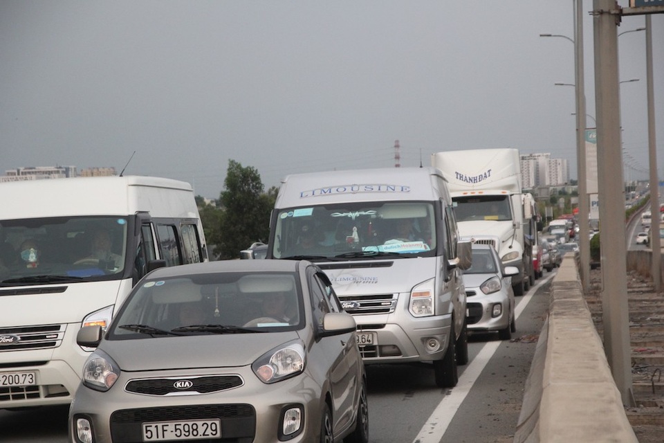 Mệt nhoài trở lại Sài Gòn trong tiết trời nóng bức - 8 Dòng xe bị ùn ứ khá dài vì xe khách chết máy trên cầu