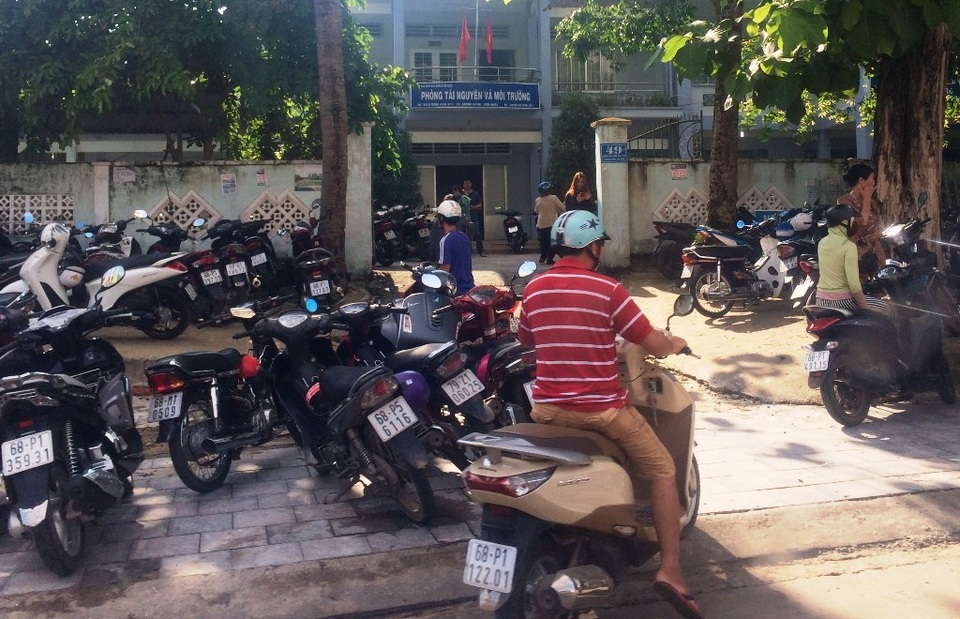 "Cơn sốt" đất nền “đảo ngọc” Phú Quốc hạ nhiệt - 3 Tuy nhiên, tại phòng TN-MT huyện Phú Quốc, lúc nào cũng đông nghịt người đến giao dịch
