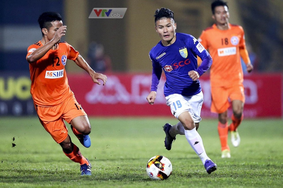 Trong khuôn khổ V-League thì Quang Hải cùng các đồng đội tại Hà Nội FC đã khiến cho Công Phượng, Xuân Trường tối tăm mặt mũi khi đón nhận “cơn mưa bàn thắng” 5-0 trên sân Hàng Đẫy.