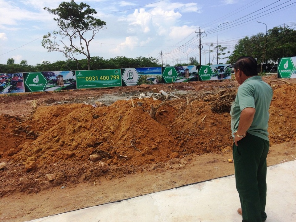 "Cơn sốt" đất nền “đảo ngọc” Phú Quốc hạ nhiệt - 1 Ông Võ Văn Dũng cho biết, khu vực ông sinh sống là đất nông nghiệp nhưng không hiểu sao nhiều người, DN san ủi, phân lô bán nền được?