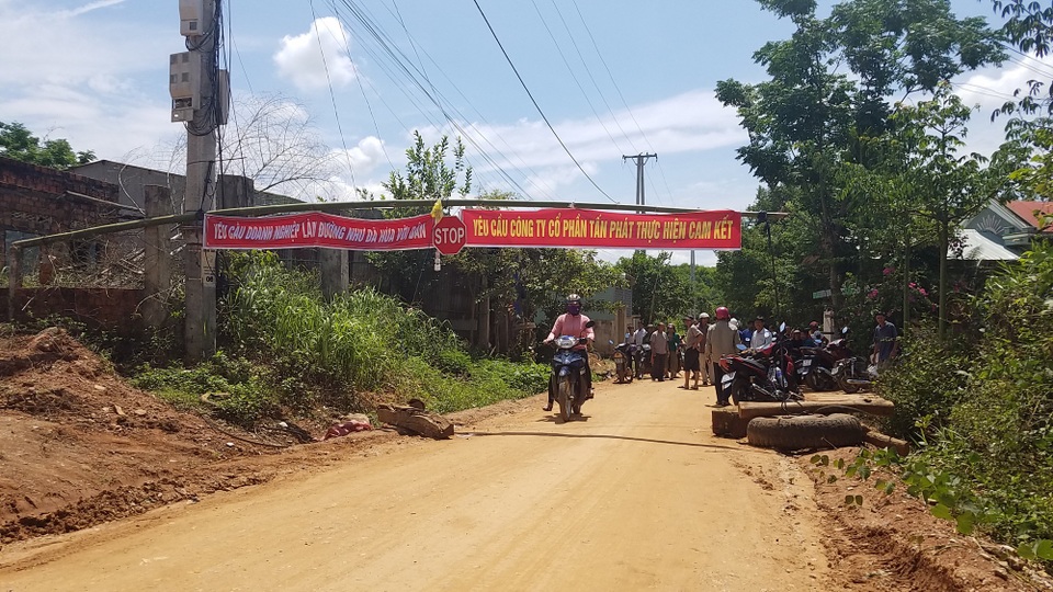 Dân lập “barie” ngăn không cho xe thi công thủy điện Pleikần! - 1 Dân lập “barie” ngăn không cho xe thi công thủy điện Pleikần đi