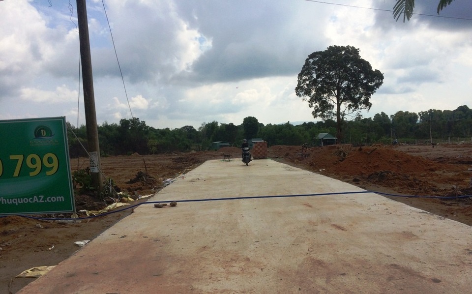 "Cơn sốt" đất nền “đảo ngọc” Phú Quốc hạ nhiệt - 2 Các tuyến đường Búng Gội, ấp Cây Thông Trong, Cây Thông Ngoài (xã Cửa Dương) xã Cửa Cạn... tình trạng bán đất nền không còn sốt như trước nữa