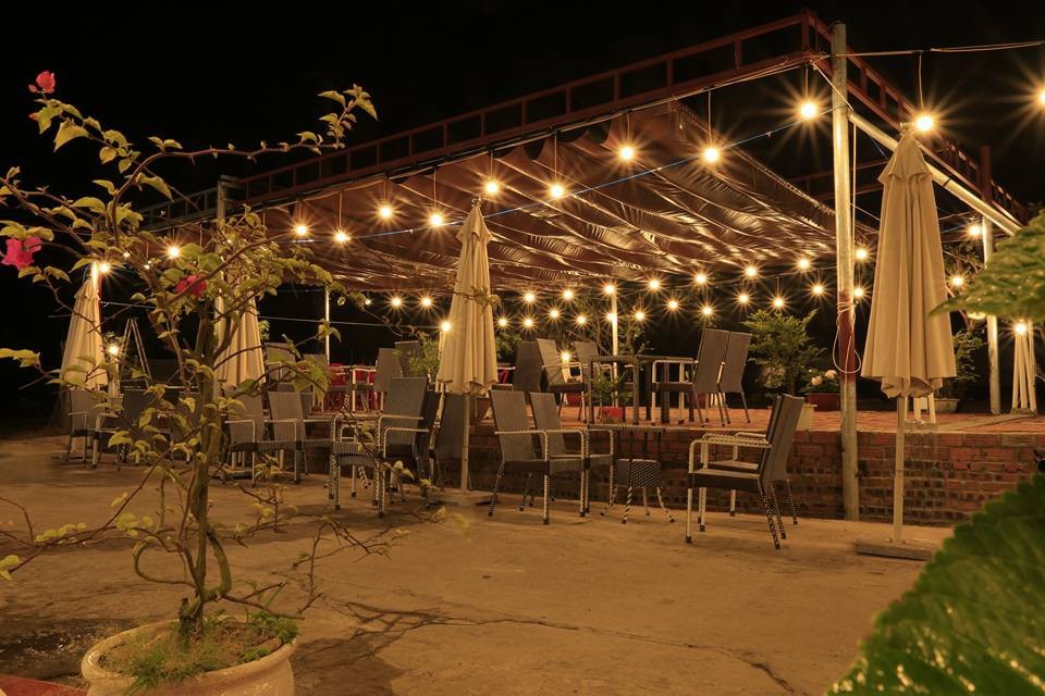 3 bãi biển miền Bắc đẹp như thiên đường nhất định phải khám phá mùa hè này - 8 Hiện nay, trên đảo Quan Lạn dịch vụ ăn uống, nhà hàng, khách sạn cũng đa dạng, phong phú hơn trước cho du khách lựa chọn. Ảnh: Minh Vũ