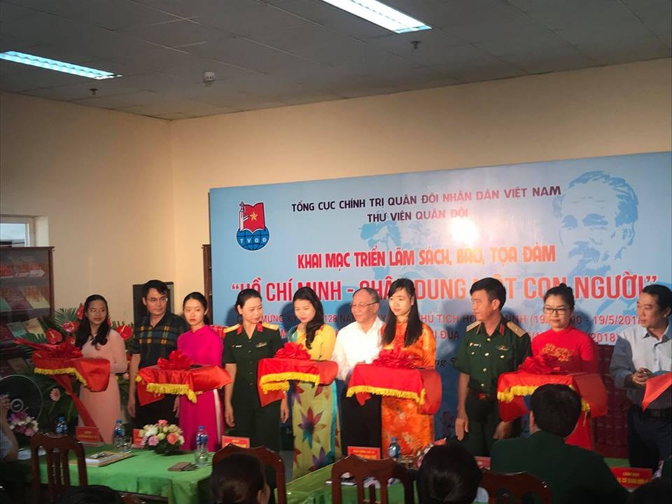 Trưng bày 1000 ấn phẩm “Hồ Chí Minh - Chân dung một con người” - 1 Các đại biểu cắt băng khai mạc triển lãm. Ảnh: TM.
