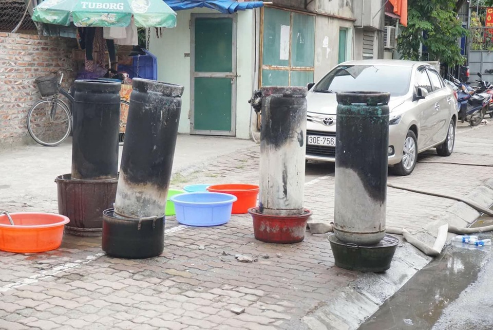 
Nhiều bình gas lớn được đưa ra ngoài
