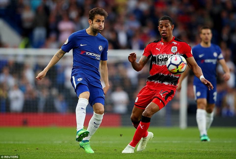 Chelsea 1-1 Huddersfield: Thầy trò Conte vỡ mộng - 2
Cesc Fabregas (trái) xử lý bóng trước sự áp sát của Rajiv van La Parra