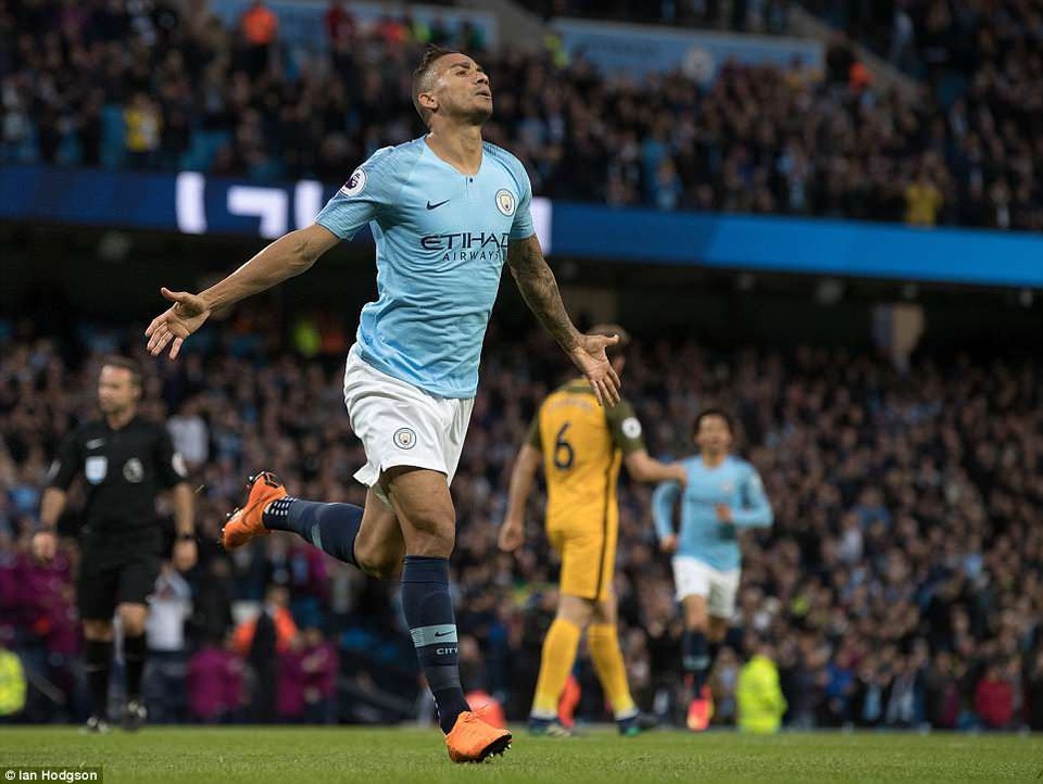 Man City 3-1 Brighton: Kỷ lục chồng kỷ lục - 2
Danilo ăn mừng bàn thắng mở tỉ số vào lưới Brighton