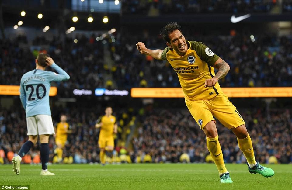 Man City 3-1 Brighton: Kỷ lục chồng kỷ lục - 3
Ulloa trừng phạt sai lầm của Bravo bằng bàn thắng vào lưới Man City