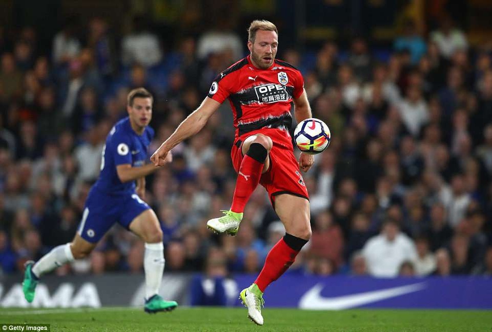 Chelsea 1-1 Huddersfield: Thầy trò Conte vỡ mộng - 3
Depoitre ghi bàn mở tỉ số vào lưới Chelsea