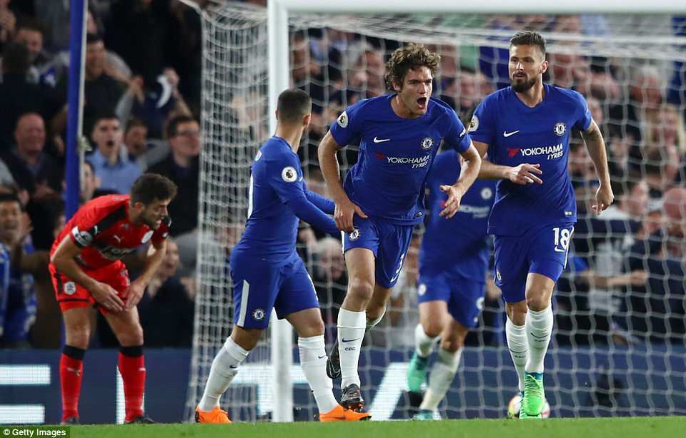 Chelsea 1-1 Huddersfield: Thầy trò Conte vỡ mộng - 1
Alonso ăn mừng sau khi gỡ hòa cho Chelsea