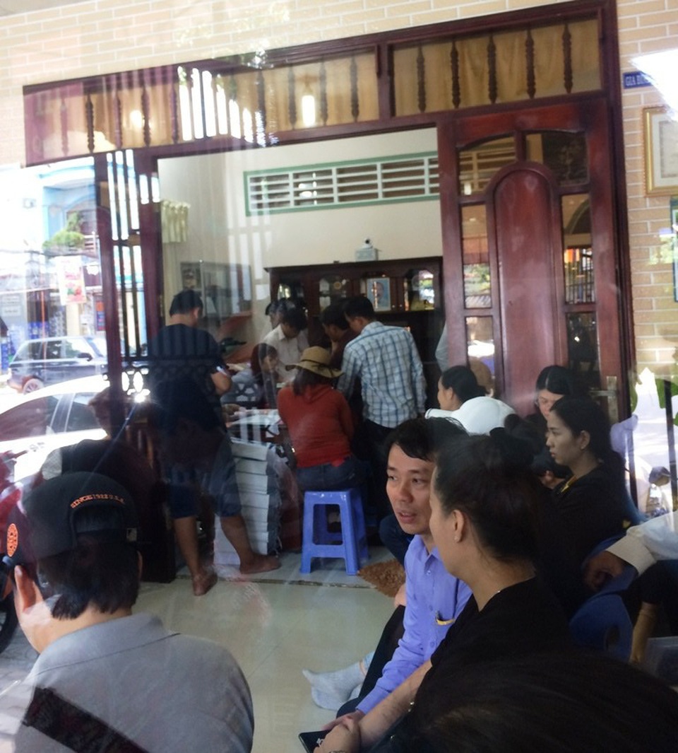 "Cơn sốt" đất nền “đảo ngọc” Phú Quốc hạ nhiệt - 4 Trong phòng công chứng số 1 Phú Quốc luôn trong tình trạng quá tải thế này, dù lệnh tạm dừng tách thửa, chuyển mục đích sử dụng đất đất đã được thực hiện từ 2/5