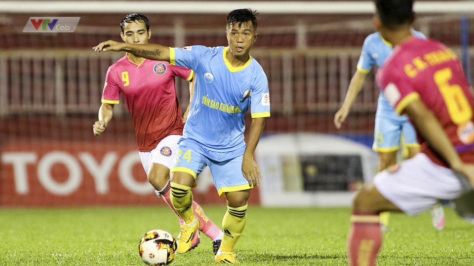 B.Bình Dương và S.Khánh Hòa (áo xanh) sẽ là trận “ngang tài, ngang sức” khi cả 2 đang đứng sát nhau cũng đứng sát nhau trên BXH V.League và khát vọng chiến thắng cũng không thua kém nhau là bao.