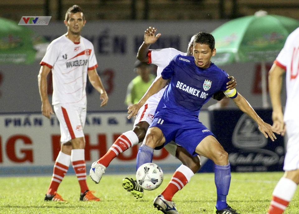 Lão tướng Anh Đức (áo xanh) quyết tâm ghi bàn để giúp Bình Dương vượt qua Khánh Hòa.