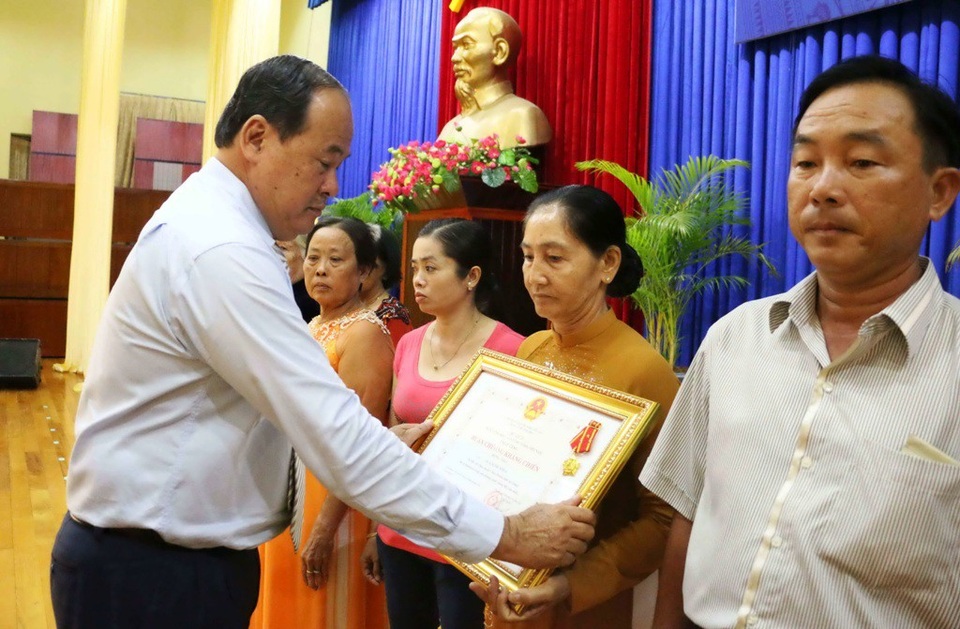 An Giang: 36 năm thưc hiện “đền ơn đáp nghĩa” vẫn còn tồn 250 hồ sơ chưa giải quyết - 1 Phó Chủ tịch Ủy ban nhân dân tỉnh An Giang Nguyễn Thanh Bình đã trao tặng Huân, Huy chương, bằng khen Thủ tướng cho các cá nhân, tập thể có thành tích trong cuộc kháng chiến chống Mỹ