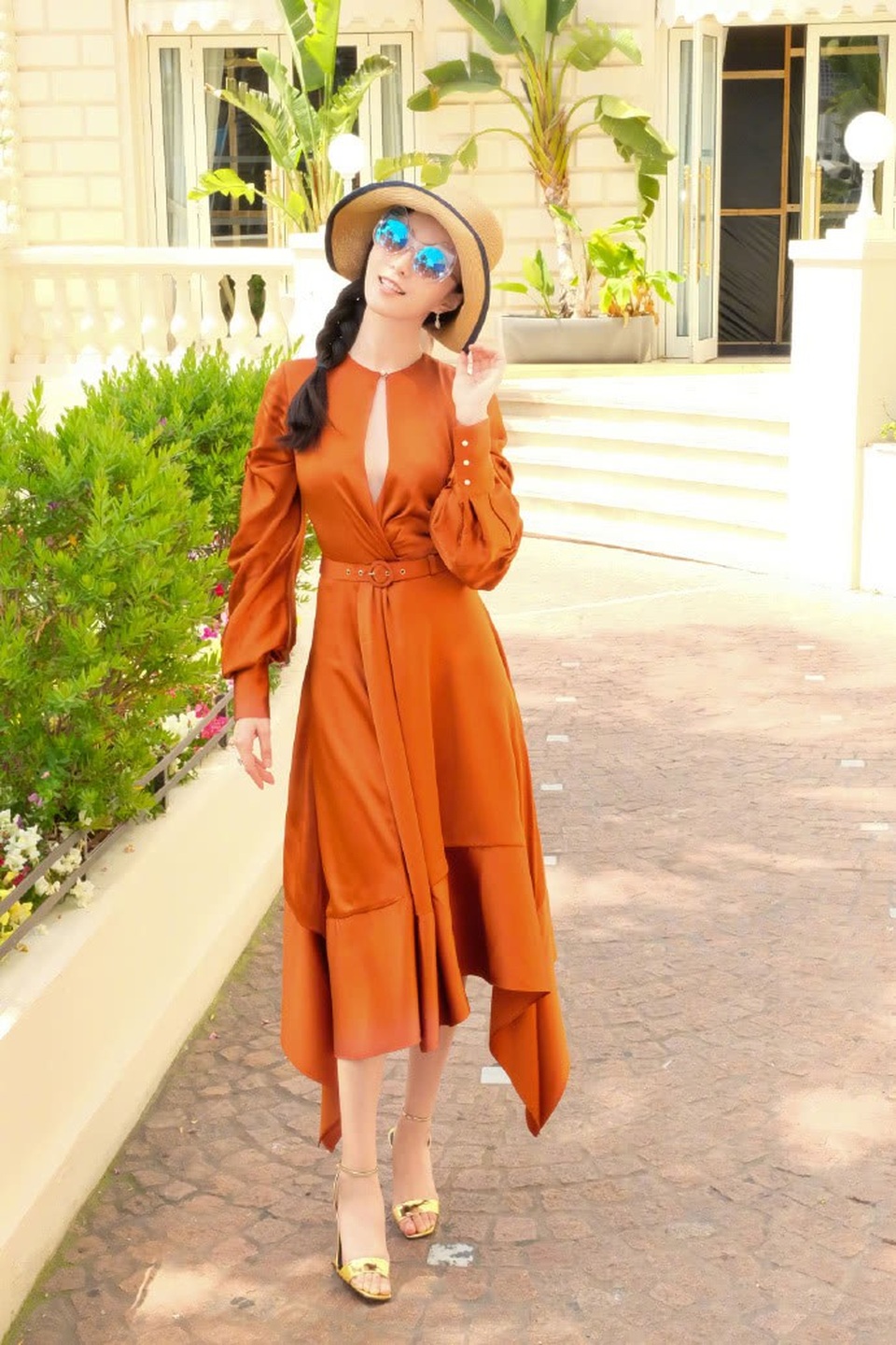 Phạm Băng Băng: Ngôi sao châu Á gây chú ý nhất tại Cannes - 3
Ngôi sao Trung Quốc diện một chiếc đầm lụa màu sắc bắt mắt và ghi lại những khoảnh khắc tuyệt đẹp của cô tại Cannes.