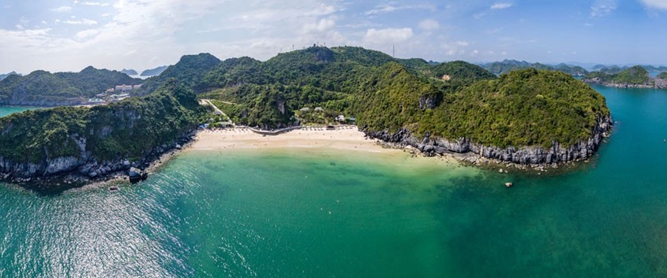 3 bãi biển miền Bắc đẹp như thiên đường nhất định phải khám phá mùa hè này - 10 Cát Bà hội tụ đủ cảnh đẹp thiên nhiên từ: biển, rừng đến núi non trùng điệp... rất lý tưởng cho những chuyến du lịch khám phá