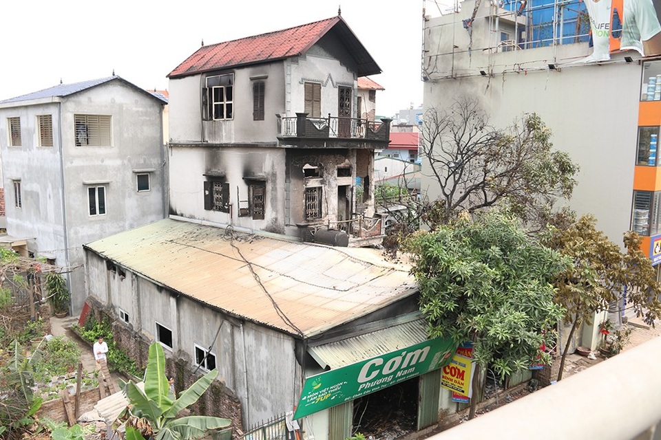 Hiện trường vụ cháy gây chết người dưới chân cầu Vĩnh Tuy - 1
Ngôi nhà 3 tầng ở tổ 14 (phường Long Biên, quận Long Biên, Hà Nội) cháy đen sau vụ hỏa xảy ra sáng nay, 10/5.