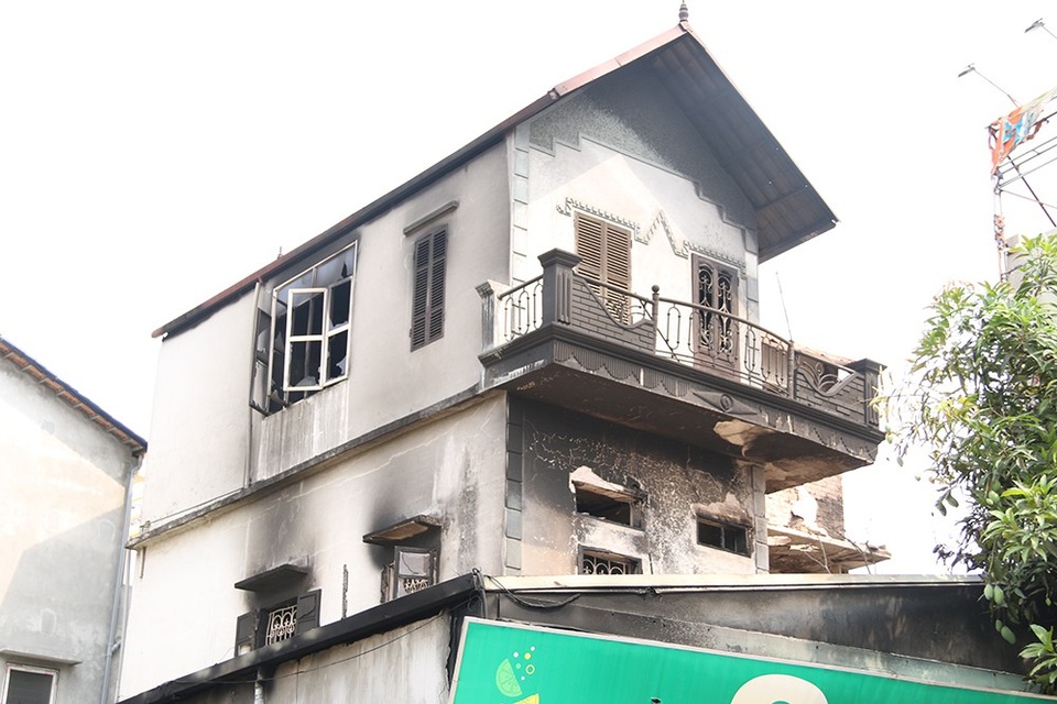 Hiện trường vụ cháy gây chết người dưới chân cầu Vĩnh Tuy - 2
Sau khi lửa được khống chế, cơ quan chức năng xác định một cụ bà 90 tuổi trong ngôi nhà 3 tầng đã thiệt mạng.