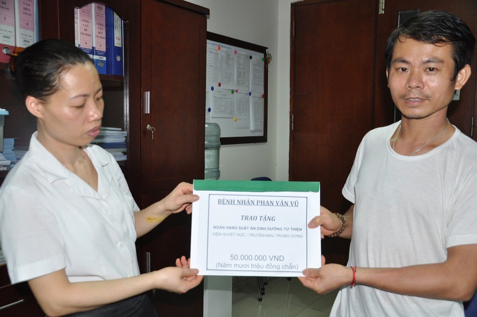 Hơn 246 triệu đồng tiếp tục đến với hai bố con anh Vũ bị ung thư máu - 3 Trong tổng số tiền nhận được, anh trích ra 50 triệu đồng để ủng hộ suất ăn từ thiện của bệnh viện và 50 triệu đồng ủng hộ cho MS 2923.
