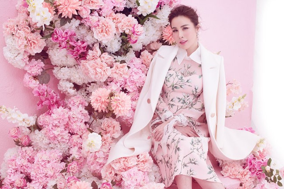 Nói về điều này, Hoa hậu cho biết: Tôi vốn là người học chuyên Văn nên tâm hồn khá mong manh dễ vỡ. Nhưng do làm kinh doanh nên được tôi luyện nhiều và trở nên vững vàng hơn trong cuộc sống. Tuy nhiên, cái gì thuộc về bản chất thì cũng khó thay đổi.