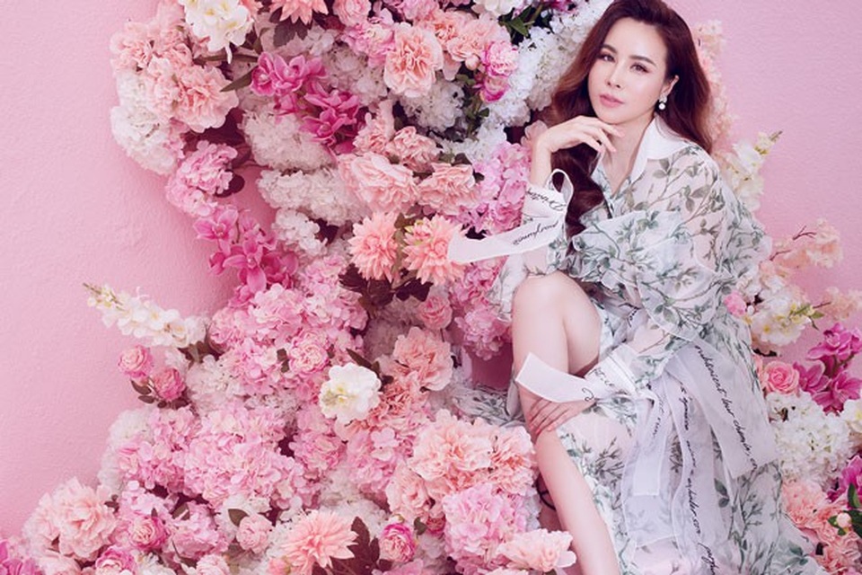 Thực ra, khi quyết định mua món đồ hiệu nào đó, Hoa hậu luôn nghiên cứu rất kỹ về thương hiệu, để hiểu vì sao nó đắt, vì sao người ta yêu thích nó, ai là giám đốc sáng tạo, tinh thần của nhãn hiệu là gì… chứ không chỉ đơn giản là ném ra 1 khoản tiền để sở hữu mà không hiểu gì về nó.