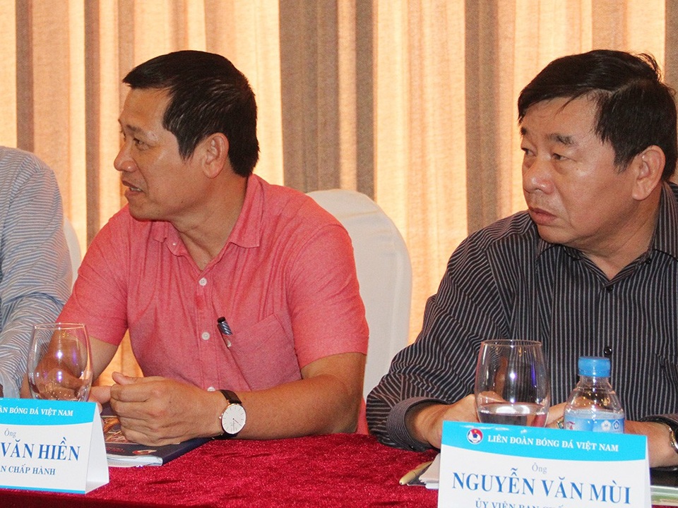 Bóng đá Việt Nam tệ hại hay người trong nhà tự bôi xấu nhau? - 1 Không chỉ có ông Trần Mạnh Hùng, ông Dương Văn Hiền cũng mất uy tín rất nhiều sau vụ rò rỉ băng ghi âm văng tục, hăm doạ nhau giữa các quan chức bóng đá Việt Nam (ảnh: T.V)