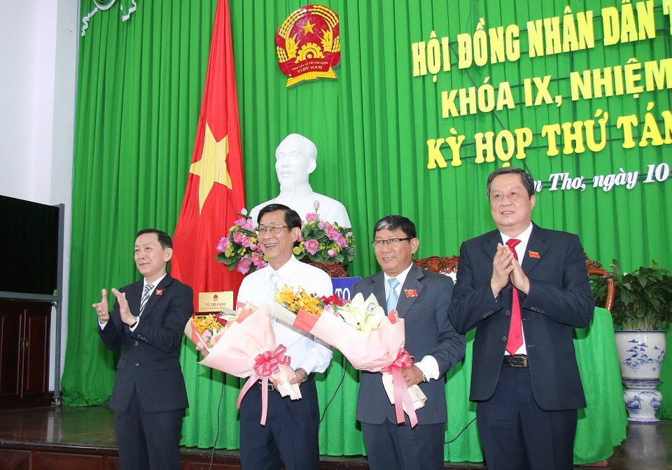 Chủ tịch HĐND TP Cần Thơ Phạm Văn Hiểu và Chủ tịch UBND TP Võ Thành Thống tặng hoa cho hai ông Nguyễn Quang Nghị và Lư Thành Đồng