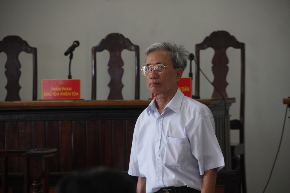 Cụ ông 78 tuổi dâm ô hàng loạt bé gái, chuẩn bị ra tòa than sức yếu - 1 Bị cáo Nguyễn Khắc Thủy than sức khỏe yếu trước phiên tòa xét xử phúc thẩm.