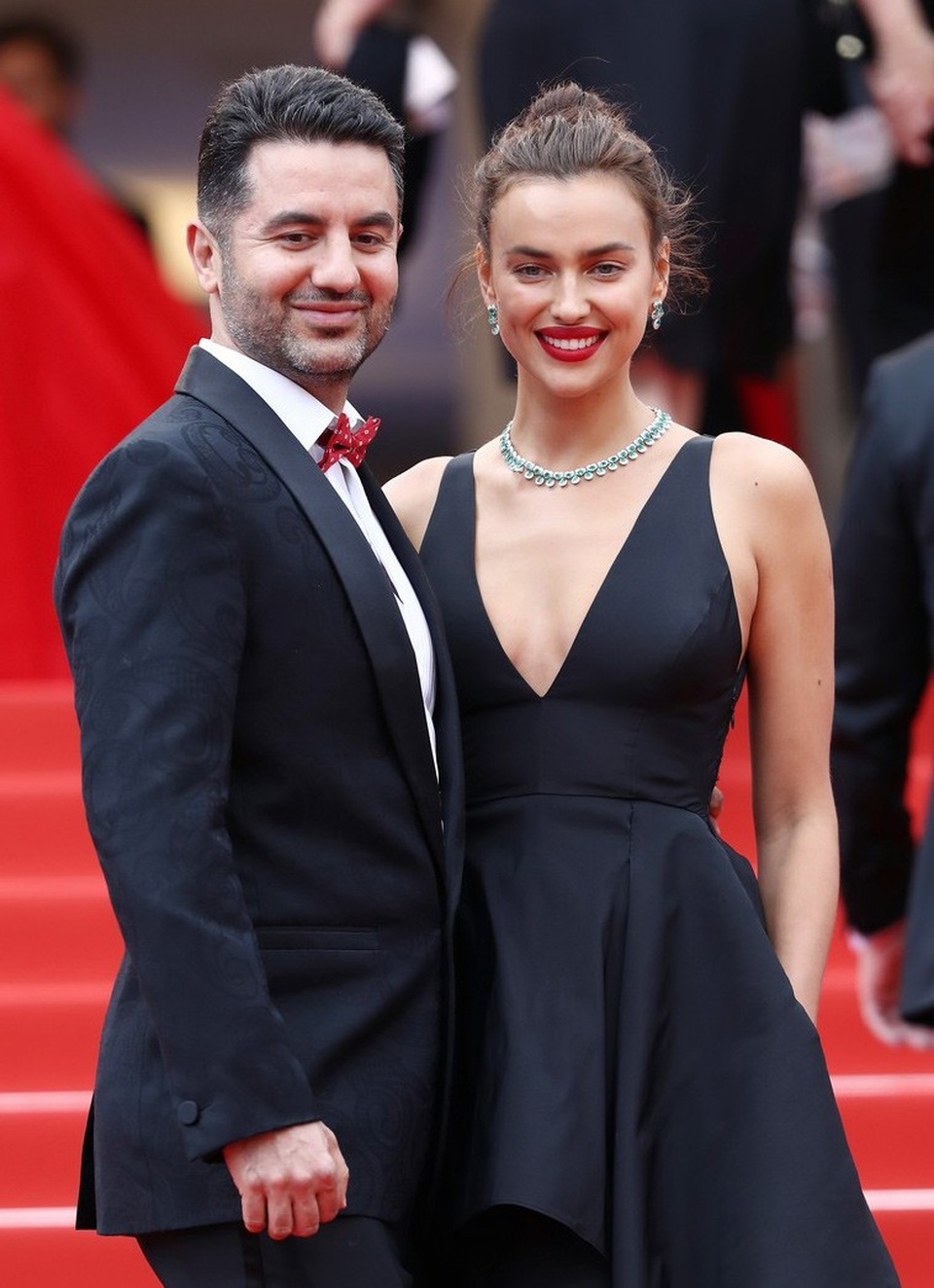 "Bồ" cũ của C.Ronaldo quyến rũ trên thảm đỏ Cannes 2018 - 13
Irina sánh đôi cùng người đồng nghiệp Ali Kavoussi.