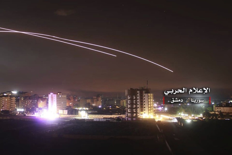 28 máy bay Israel nã 60 tên lửa vào Syria - 1
Tên lửa Israel vụt qua bầu trời Syria rạng sáng 10/5. (Ảnh: AP)
