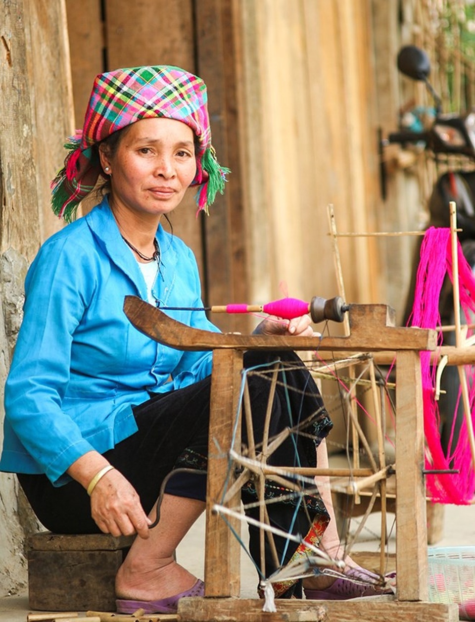 Mù Cang Chải đẹp như tranh vẽ vào mùa những con nước đổ ải - 12 Người dân ở đây vẫn tự tay dệt quần áo, khăn cho gia đình mình.