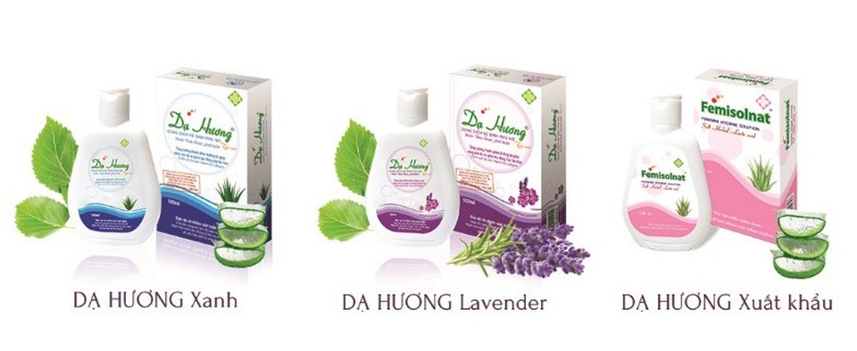 Tiêu chí lựa chọn nước rửa phụ khoa - 2 Dung dịch vệ sinh phụ nữ Dạ hương là sản phẩm được nghiên cứu và sản xuất bởi công ty Dược phẩm Hoa Linh, địa chỉ B19, D6 khu đô thị mới Cầu Giấy, Dịch Vọng, Cầu Giấy, Hà Nội . Với các thành phần từ muối, thảo dược, vitamin E, … Dạ hương giúp làm sạch nhẹ nhàng, khử mùi, dưỡng da, ngăn ngừa viêm nhiễm nấm ngứa và góp phần điều trị viêm nhiễm phụ khoa. Hơn 15 năm có mặt trên thị trường Dạ hương luôn không ngừng nghiên cứu, cải tiến nâng cao chất lượng sản phẩm để chăm sóc phụ nữ tốt hơn mỗi ngày. Với nỗ lực đó, Dạ hương đã được đông đảo người tiêu dùng đón nhận là sản phẩm số 1 Trong dòng sản phẩm vệ sinh phụ nữ theo Khảo sát của Thời báo kinh tế VN (2009-2017).. Không chỉ thành công trong nước, Dạ hương còn được xuất khẩu sang nhiều nước khác trong khu vực như Hàn quốc, Đài loan, Lào, Campuchia…. Từ năm 2018 Dạ hương có mẫu nhãn mới và được tăng cường các thành phần dưỡng da như chiết xuất dâu tằm, collagen và vitamin B3 cho da sáng sạch, mềm mại, giảm tác động của lão hóa, giúp bảo vệ và chăm sóc toàn diện.