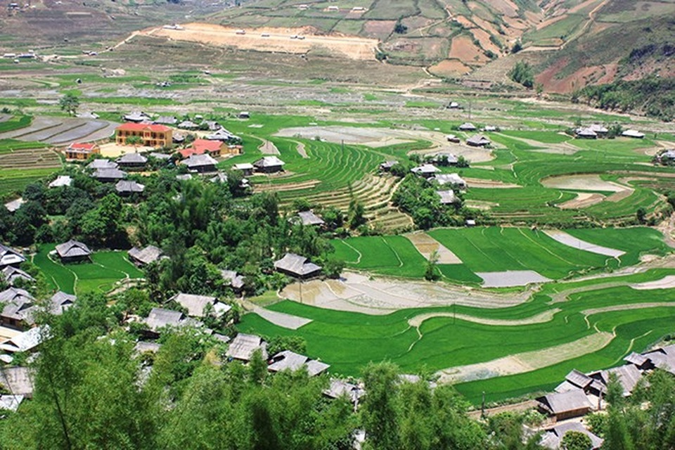 Mù Cang Chải đẹp như tranh vẽ vào mùa những con nước đổ ải - 5 Ruộng xen lẫn cả trong nhà dân, quanh trường học (ngôi nhà hai tầng ngói đỏ).
