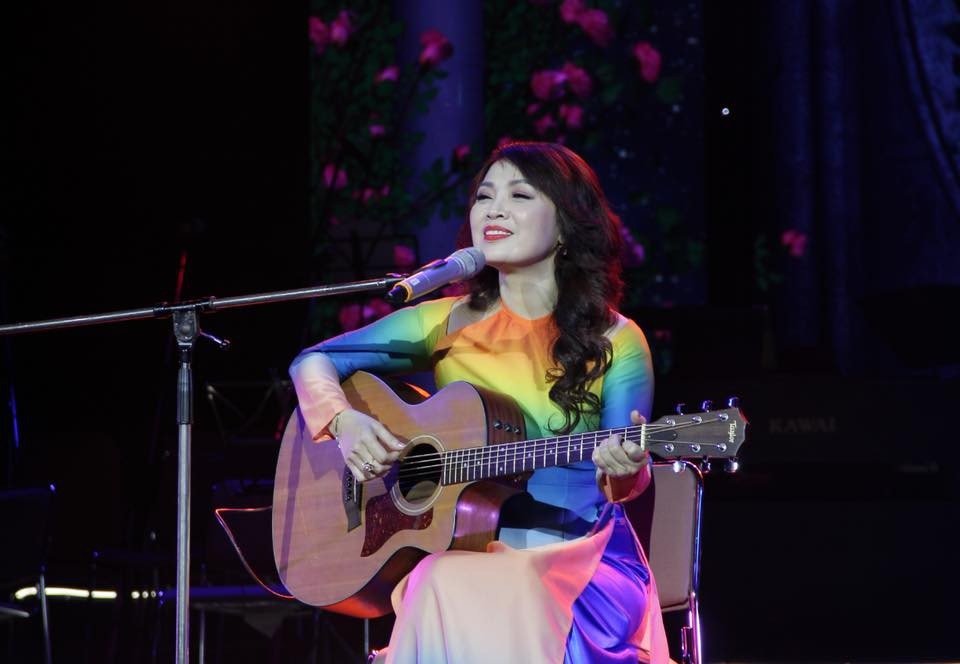 Hình ảnh NSND Thái Bảo với cây đàn guitar thể hiện những ca khúc về Bác Hồ gây ấn tượng với nhiều thế hệ khán giả.