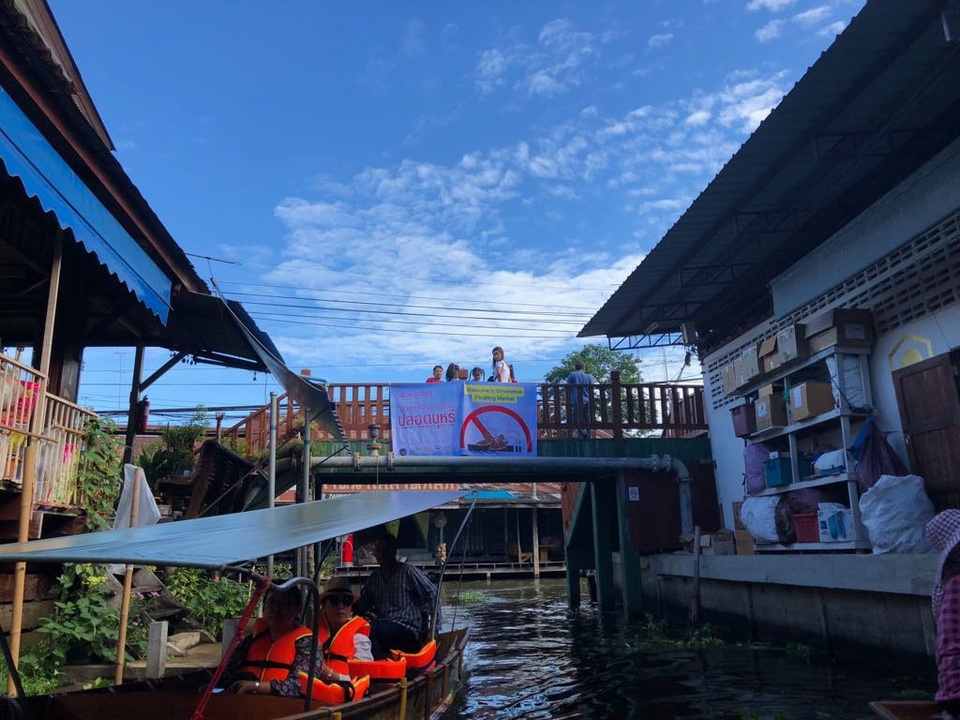 Tăng thuế 2000 đồng, giảm hàng trăm nghìn ca tử vong sớm do thuốc lá - 3 Chợ nổi Floating market Dumnoen Saduak Thái Lan, nơi thực hiện điểm mô hình không khói thuốc. Luật của Thái Lan cũng quy định không được hút thuốc ở tất cả các chợ. Ảnh: H.Hải
