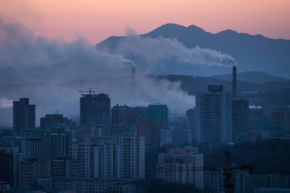 Món quà đặc biệt mở ra kỷ nguyên hợp tác Hàn - Triều - 3 Khói bốc lên từ các nhà máy điện ở Bình Nhưỡng (Ảnh: Getty)