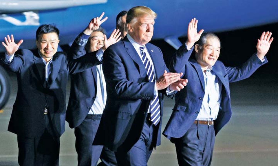 Tổng thống Trump sẽ gặp ông Kim Jong-un tại Singapore vào tháng 6 - 2
Ông Trump ra tận sân bay đón 3 người Mỹ được Triều Tiên phóng thích (Ảnh: EPA-EFE)