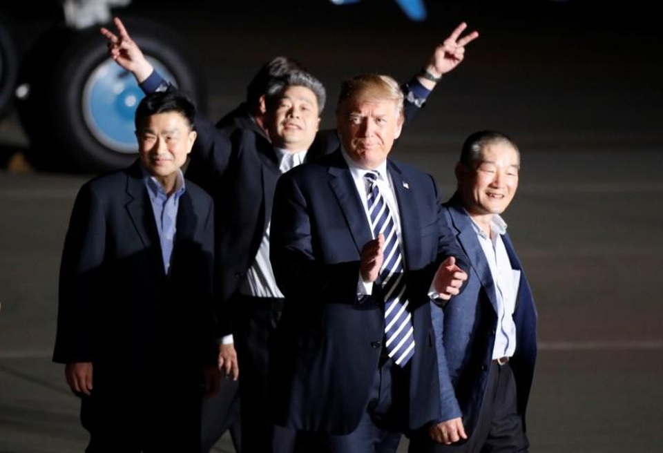Tổng thống Trump đích thân đón 3 công dân Mỹ được Triều Tiên phóng thích - 3
(Ảnh: Reuters)