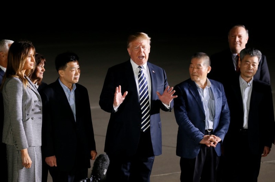 Tổng thống Trump đích thân đón 3 công dân Mỹ được Triều Tiên phóng thích - 2
(Ảnh: Reuters)