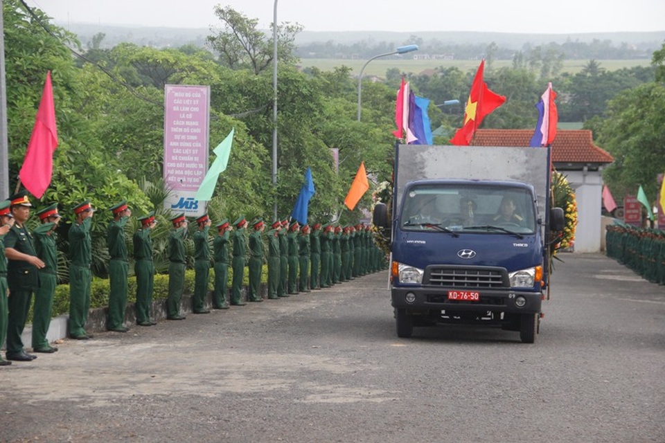Quảng Trị: Long trọng tổ chức Lễ truy điệu các liệt sĩ hy sinh tại Lào - 1 Đón các hài cốt liệt sĩ trở về quê hương