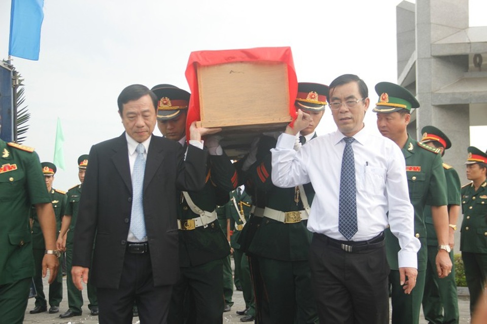 Quảng Trị: Long trọng tổ chức Lễ truy điệu các liệt sĩ hy sinh tại Lào - 2 Lãnh đạo tỉnh Quảng Trị di chuyển hài cốt các liệt sĩ về khu vực tổ chức Lễ truy điệu