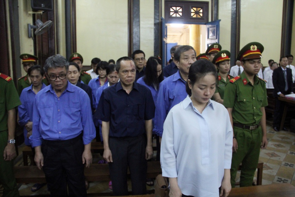 Hứa Thị Phấn “thổi phù” giá trị căn nhà lên gấp 8 lần - 1 Các bị cáo tại tòa.