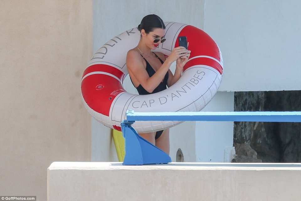 Kendall Jenner khoe dáng gợi cảm tại Cannes - 3
Người mẫu 21 tuổi được BTC sắp xếp ở 1 khách sạn rất sang trọng