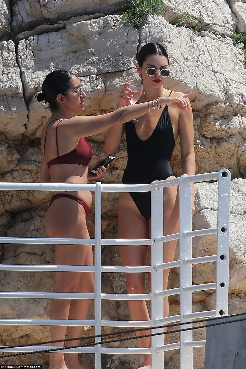 Kendall Jenner khoe dáng gợi cảm tại Cannes - 5
Người đẹp cao 1,78m sẽ tham dự nhiều sự kiện lớn nhỏ tại LHP Cannes năm nay