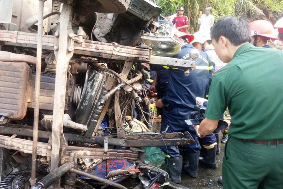 Cơ quan chức năng khám nghiệm hiện trường điều tra nguyên nhân vụ việc.
