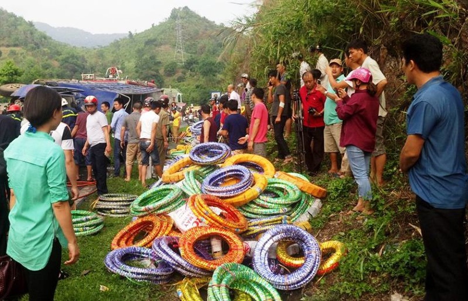 Người dân hiếu kỳ kéo đến xem vụ tai nạn.