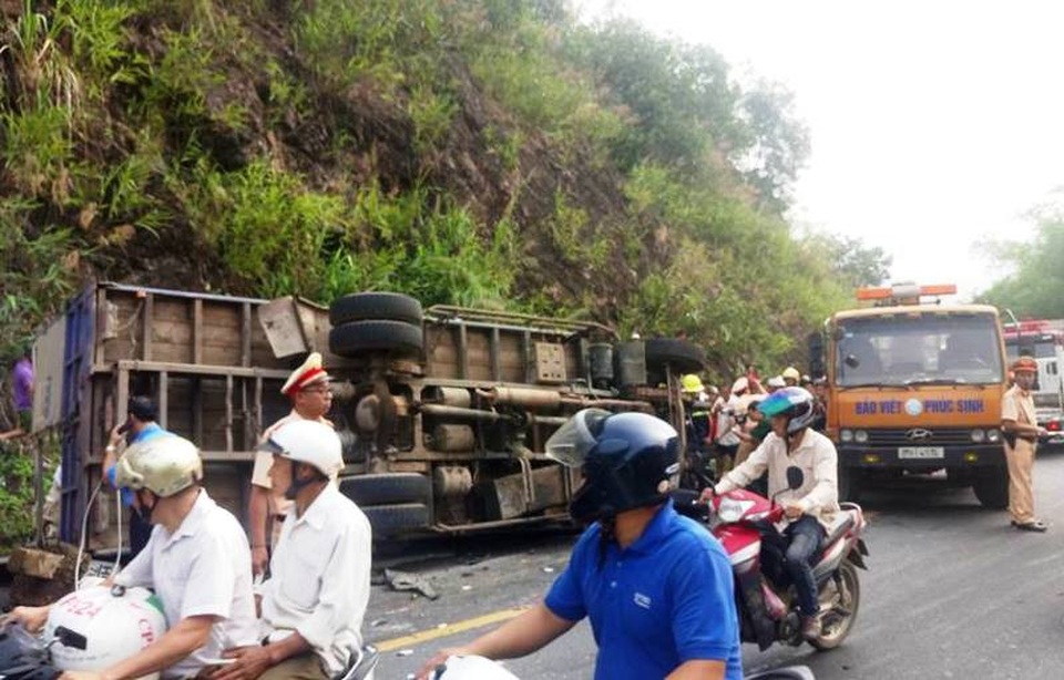 Chiếc xe tải BKS 29C - 752.09 sau khi bị tông đã lật nghiêng, tài xế mắc kẹt trong ca bin.