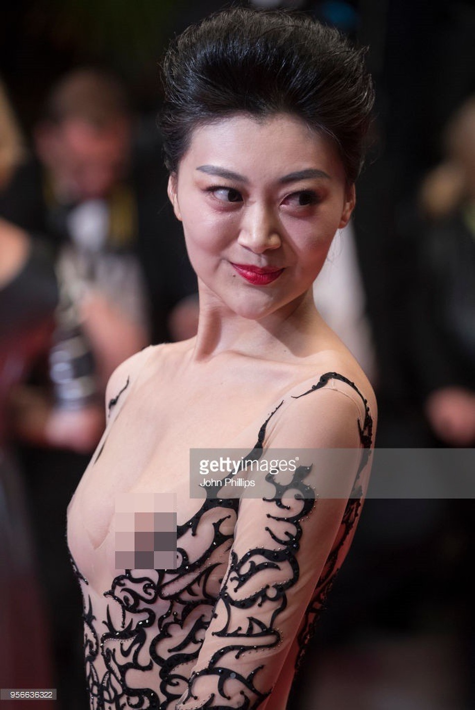 
Thêm một người đẹp Trung Quốc ngang nhiên lộ vòng một trên thảm đỏ Cannes 2018.
