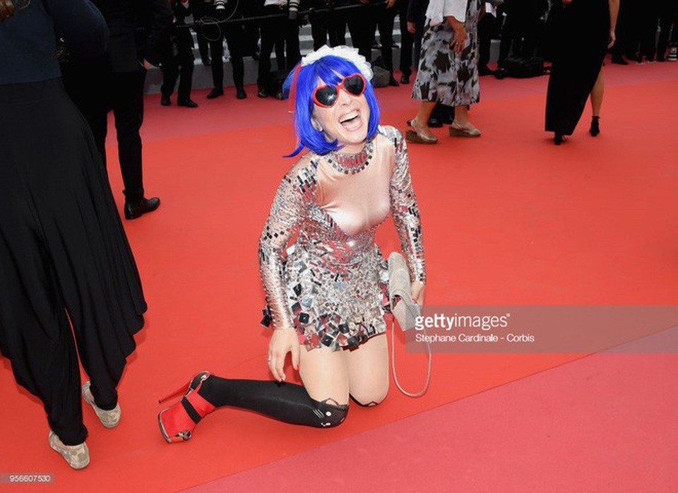 
Marie Parie tạo dáng và cười lăn cười bò trên thảm đỏ Cannes 2018 để gây chú ý với truyền thông. Cách tạo dáng không giống ai khiến cô bị truyền thông và cư dân mạng chỉ trích nặng nề.
