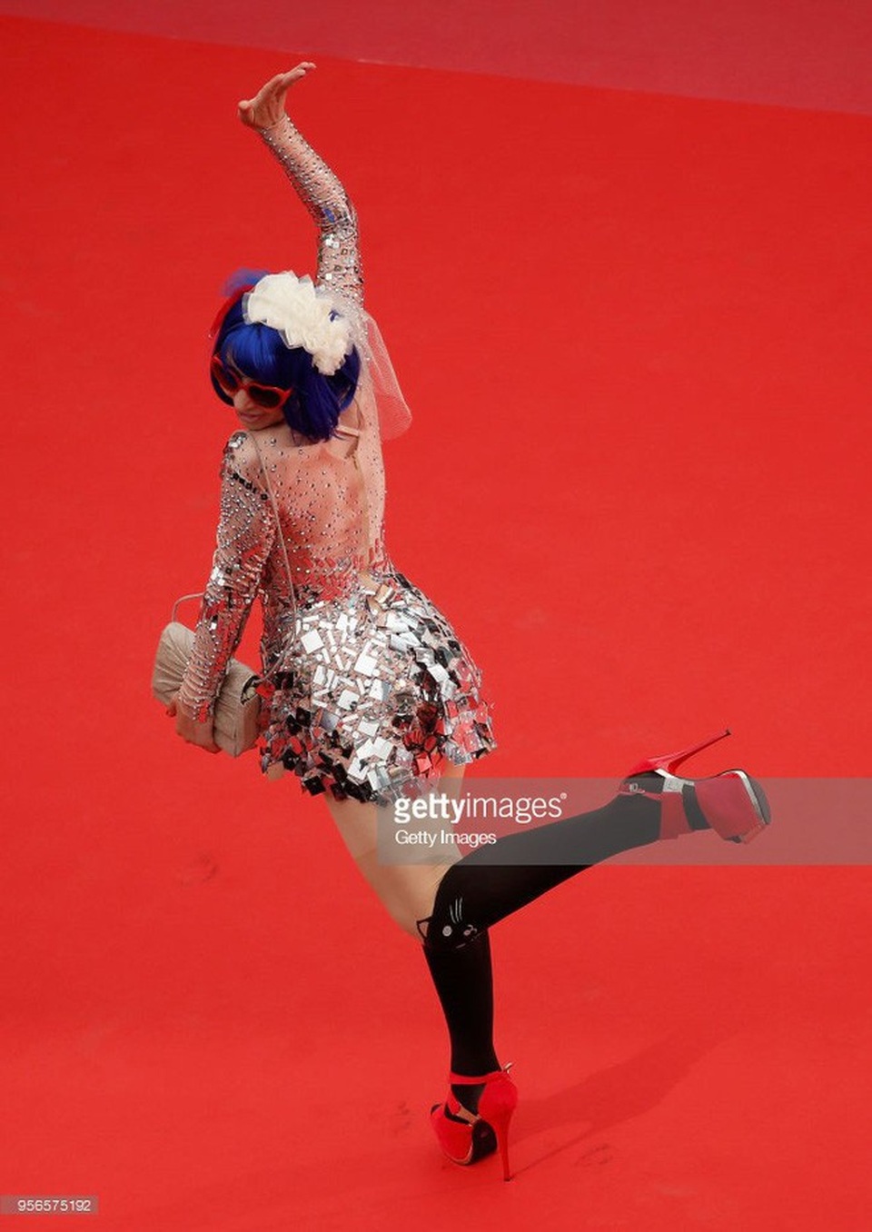 Những "pha" tạo dáng quá "lố" trên thảm đỏ Cannes 2018 - 3